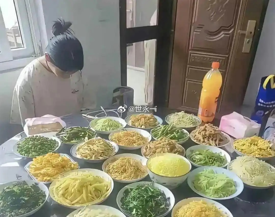 看着挺丰盛，其实最贵的不过是那瓶饮料​​​