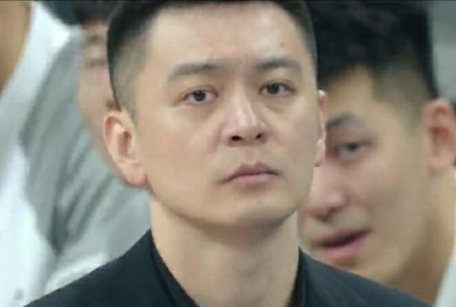 杨鸣狂喷裁判被驱逐：末节场面极度混乱，杨鸣狂喷北京主场哨子太离谱了，在末节的比赛