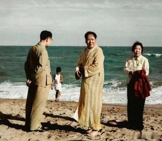 🇨🇳1954年毛主席和周总理在北戴河交谈。老照片​​​