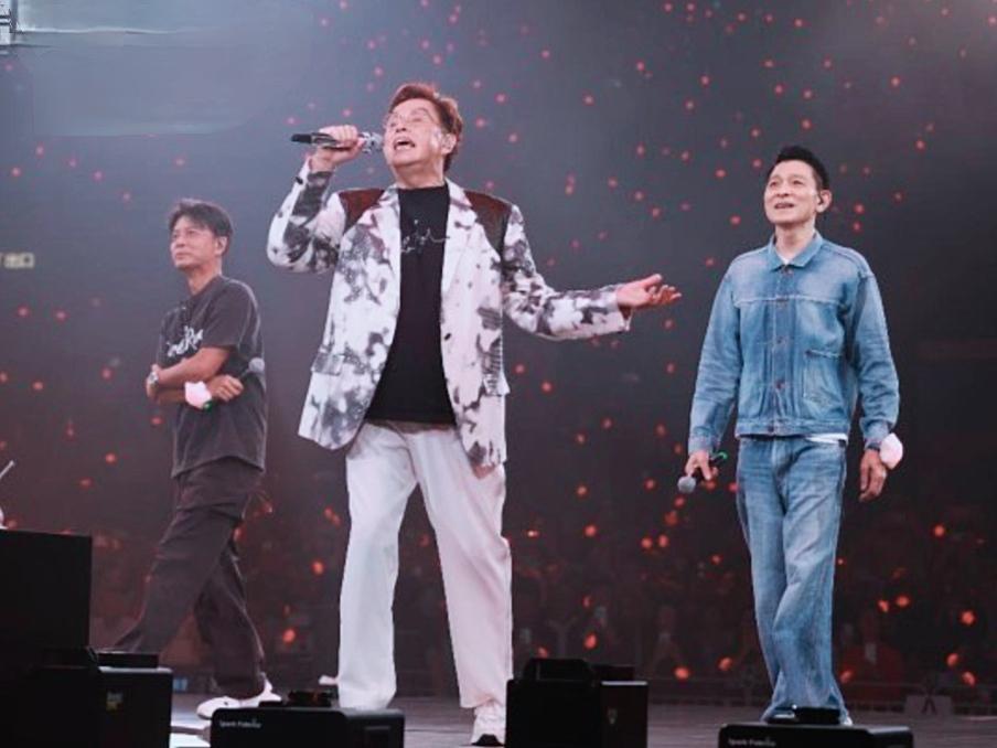 刘德华悄悄坐观众席看谭咏麟演唱会，结果被当场抓包喊上台。9月22号晚上，谭