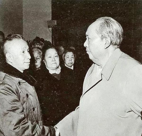 粟裕面对电话骚扰，高情商处置。一九五二年五月，粟裕担任人民革命军事委员会副总参谋