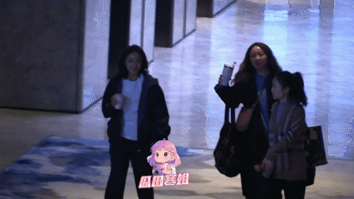 高叶换新发型变甜妹了换了新发型的高叶可真嫩呀！手拿咖啡杯和好友一起边走边聊。乘