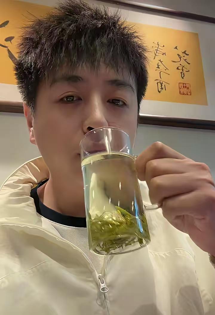 张伦巴流量直线下滑，冰冻三尺非一日之寒，小腹三层非一日之馋——原始坏。还有这么多