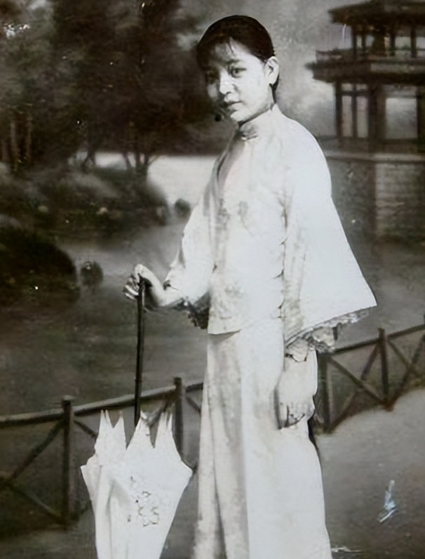 1900年，已婚10年的梁启超，爱上了20岁女秘书。他写信求妻子成全，妻子欣喜答