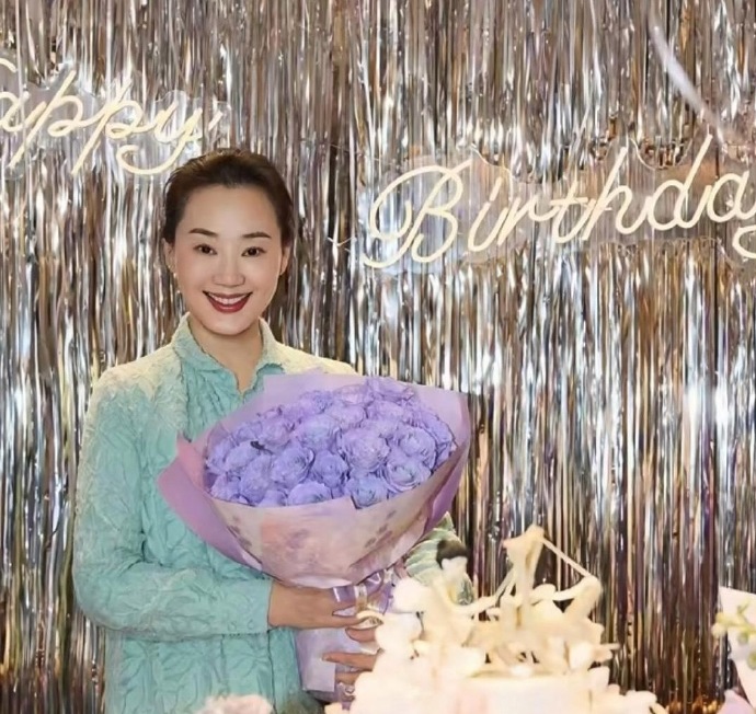 55岁林依轮为妻子庆生照曝光！林依轮亲自下厨，烧了八菜一汤，西华吃的心满意足，虽