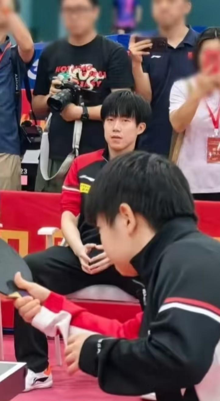 无人在意的角落，王楚钦的手比了一个心型……昨天的活动，难得出来高清图啊，不知道