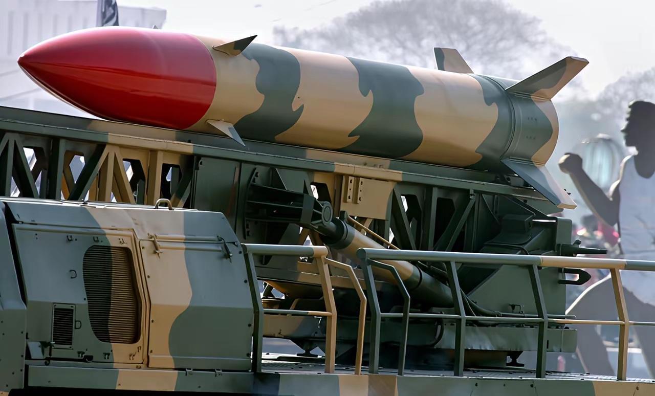 俄罗斯得到了一个重要情报，英法要用核武器，至少是脏弹来武装乌克兰！这就意味着