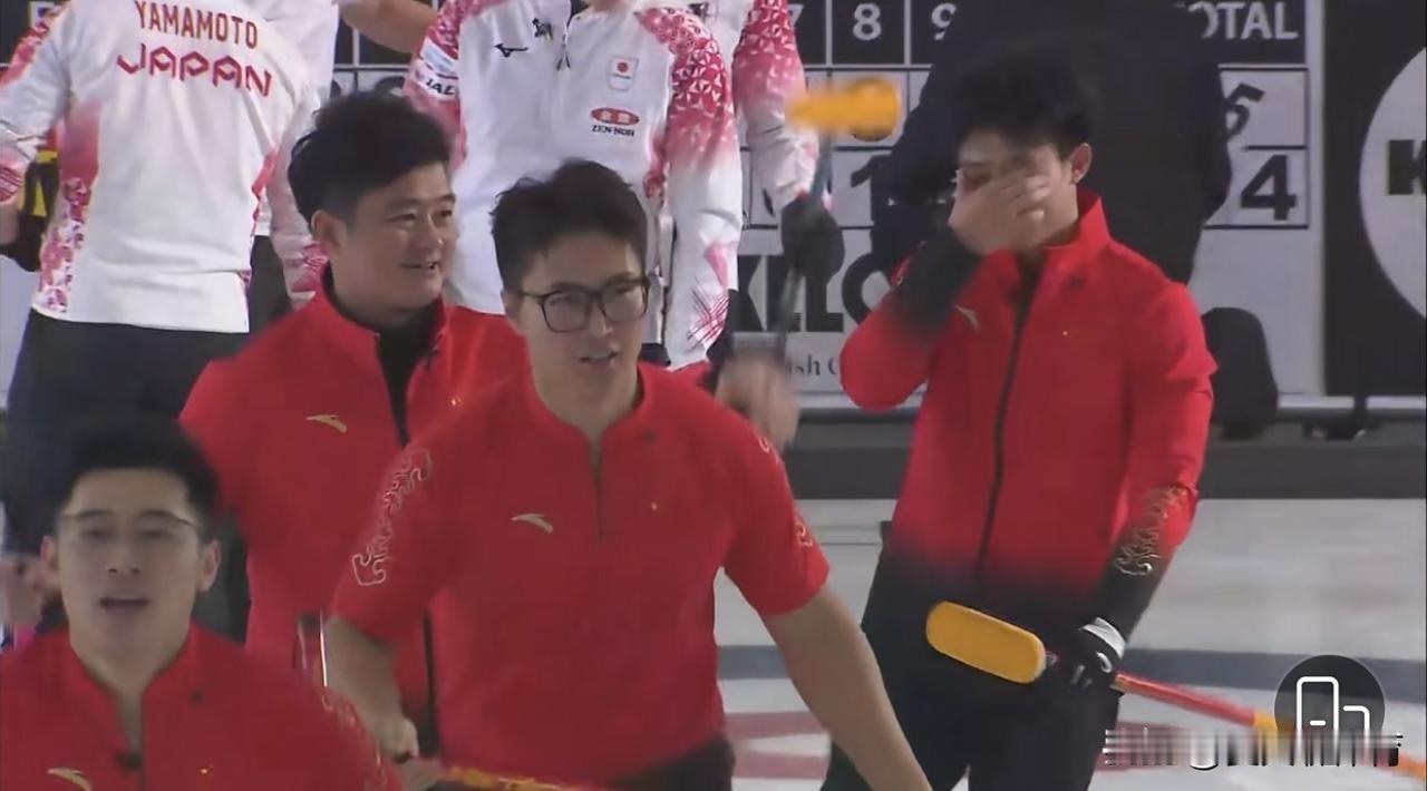 中国男子冰壶队的小伙子们哭成了泪人[哭哭][哭哭]晓明哥最后一投绝地反击，拿了4