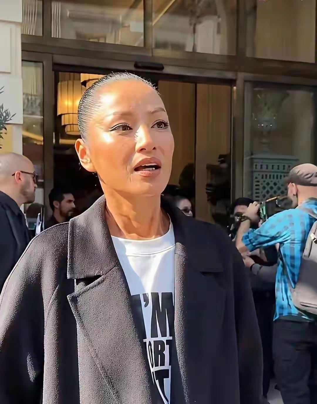 白发如银，皱纹成花：瞿颖素颜出街，诠释从容老去的智慧