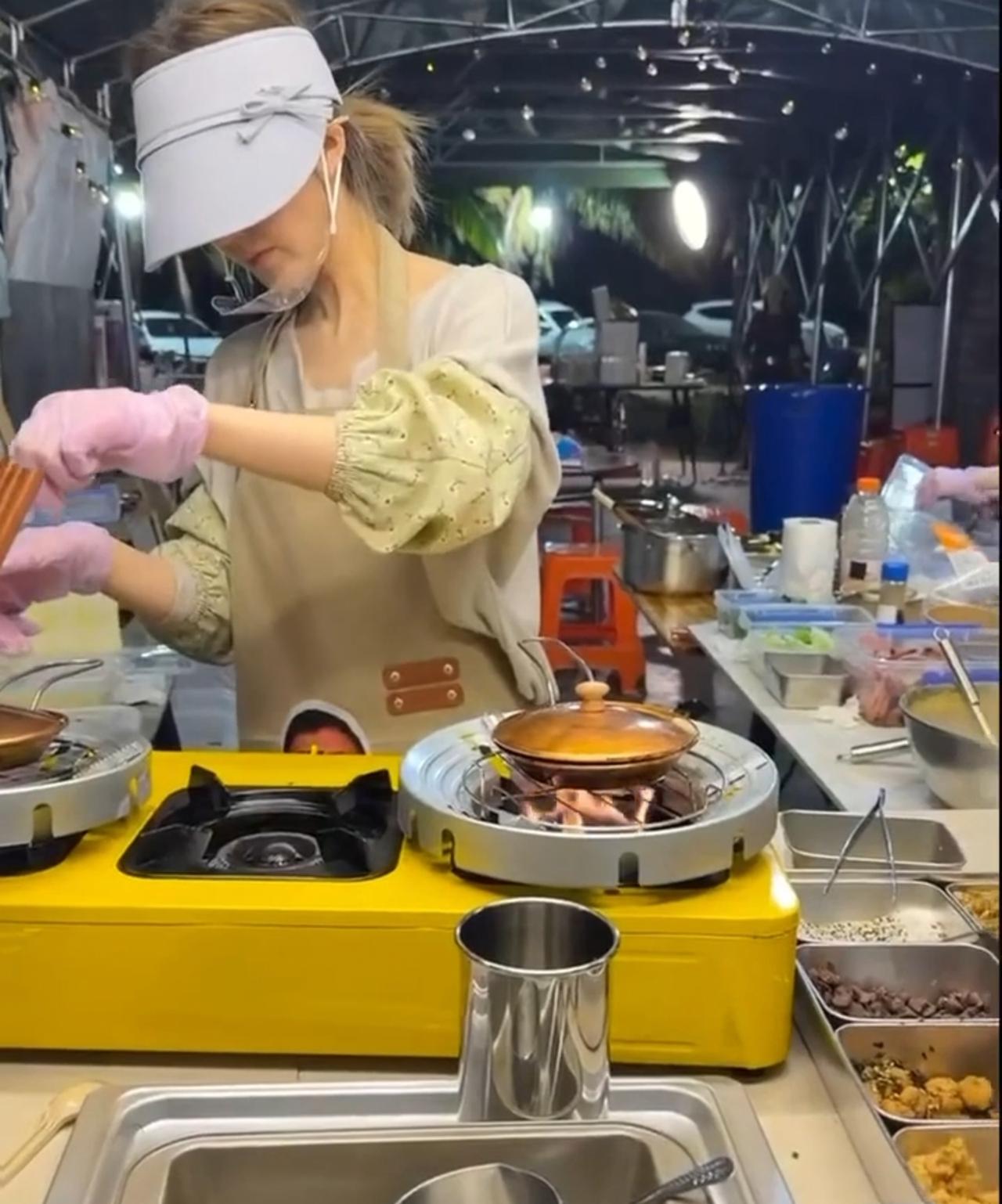 真羡慕，看到赵露思在海南摆摊卖蛋烘糕的照片，这姐也太接地气了！不是什么网红打