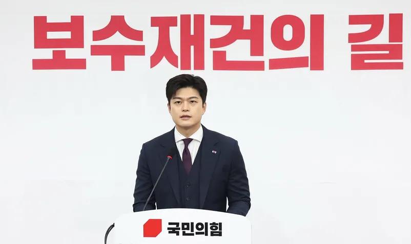 金龙泰猛批亲尹派：改革得分0分，尹锡悦退党是最大成果韩国国民力量党非常对策委