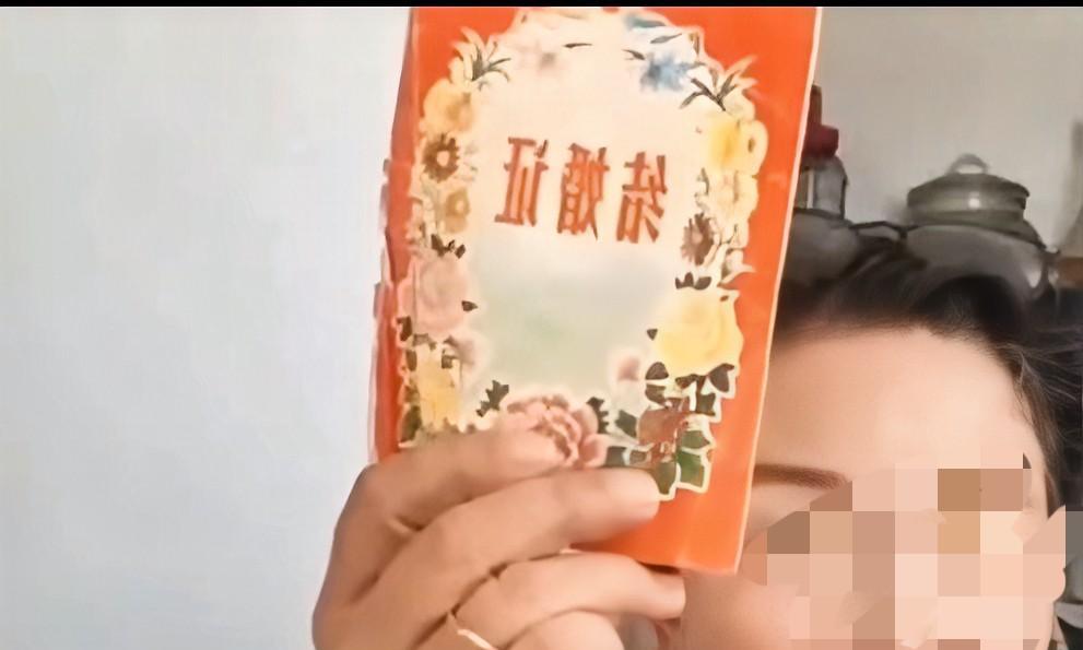 老杜真有能耐，应对各种各样问题和纠纷得心应手。现在又晒起了结婚证，证明自己没有