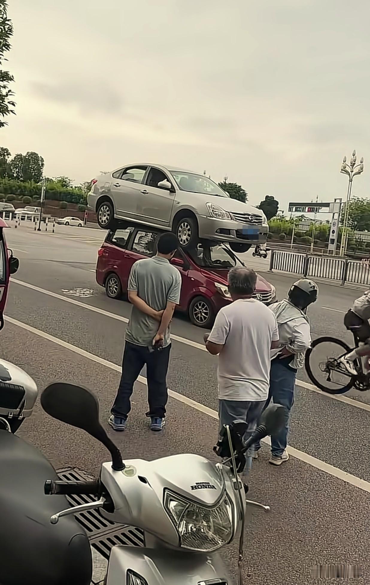 我想知道，这到底是怎么开上去的，马路那么宽，也没有跳板，这就离奇了。