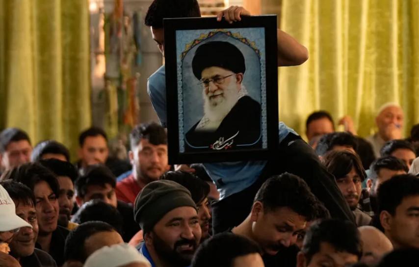 就目前中东局势的发展，美国炸死哈梅内伊，真的是一步臭棋。虽说哈梅内伊丢了命是