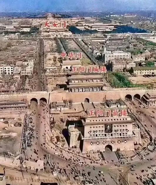 这是天安门原来的样子，事实证明，梁思成和林徽因是有远见的人，可惜，在郭沫若的一再