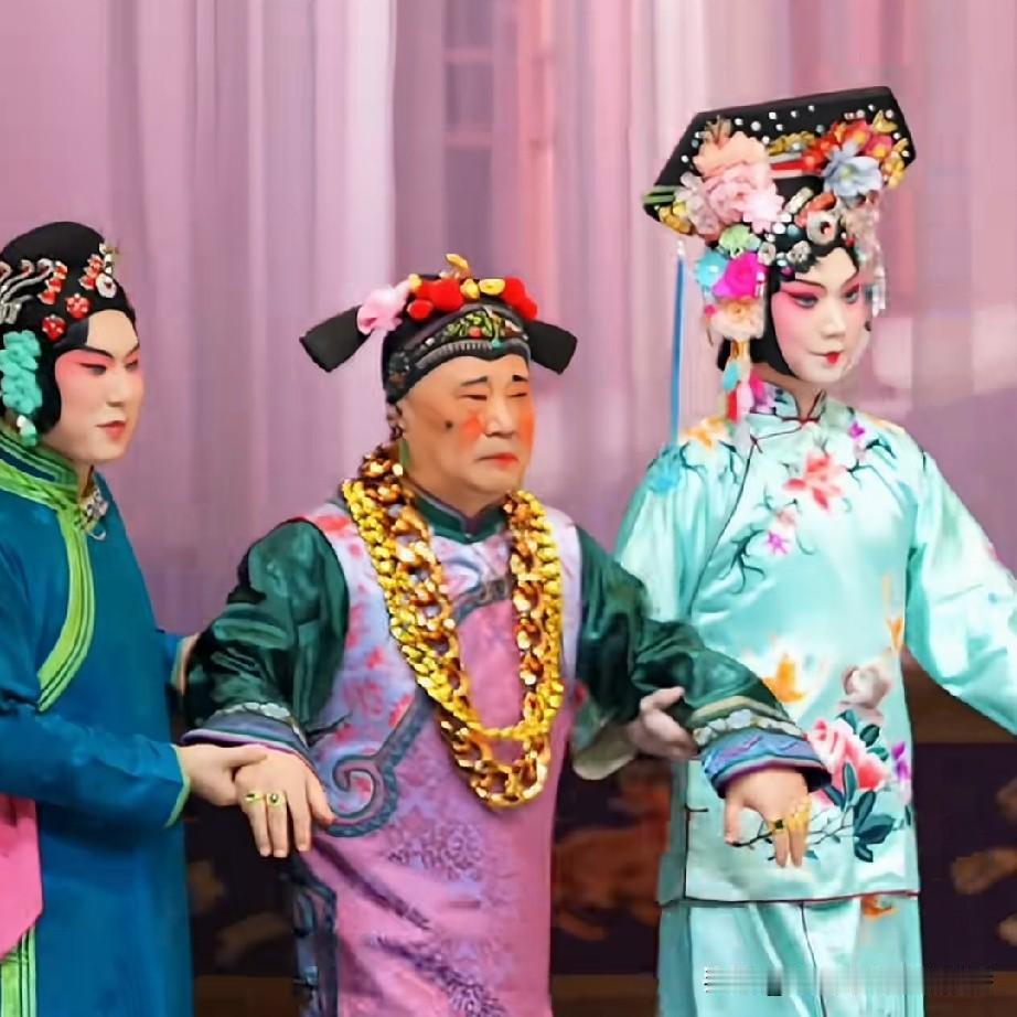 这是郭德纲改编的京剧《锯碗丁》，我之前在网上看过一小段，演得实在不算出彩，反正我