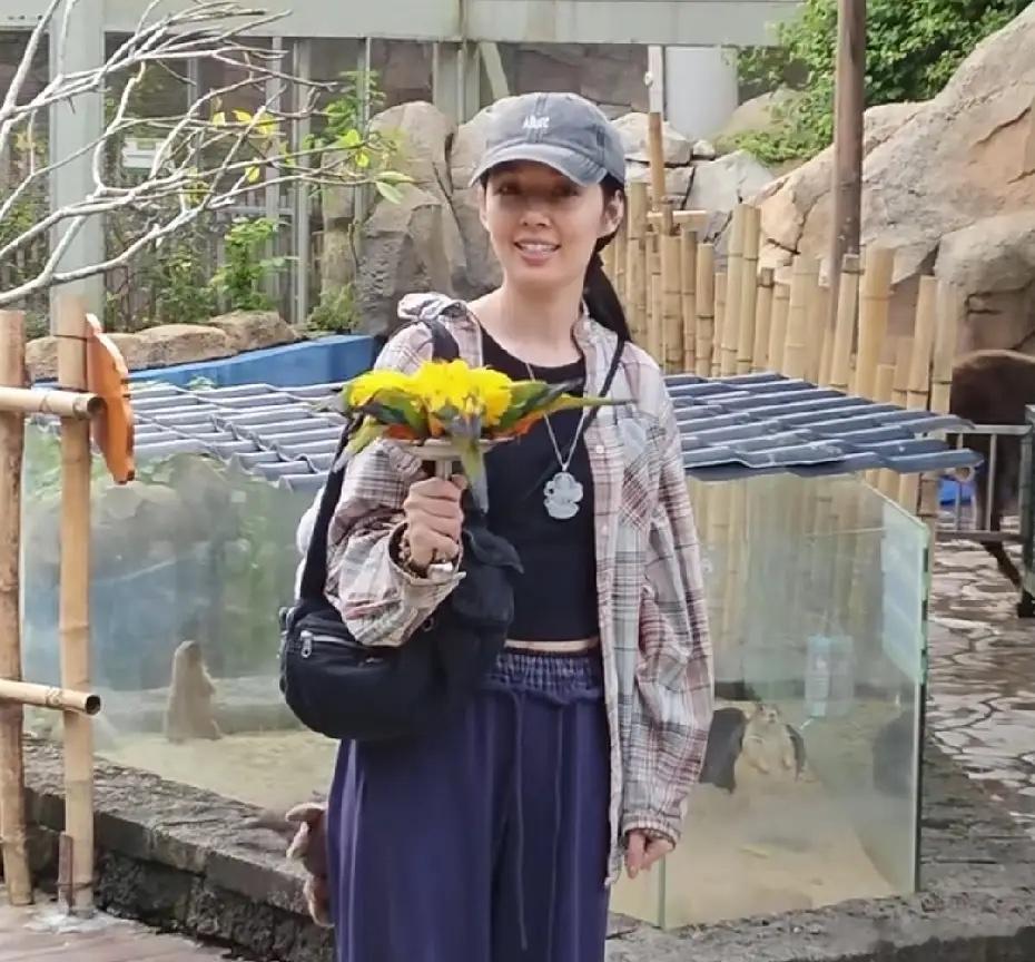 有网友在海南偶遇郭碧婷带着孩子玩，大美女素颜也这么好看啊，真的是太惊艳了！