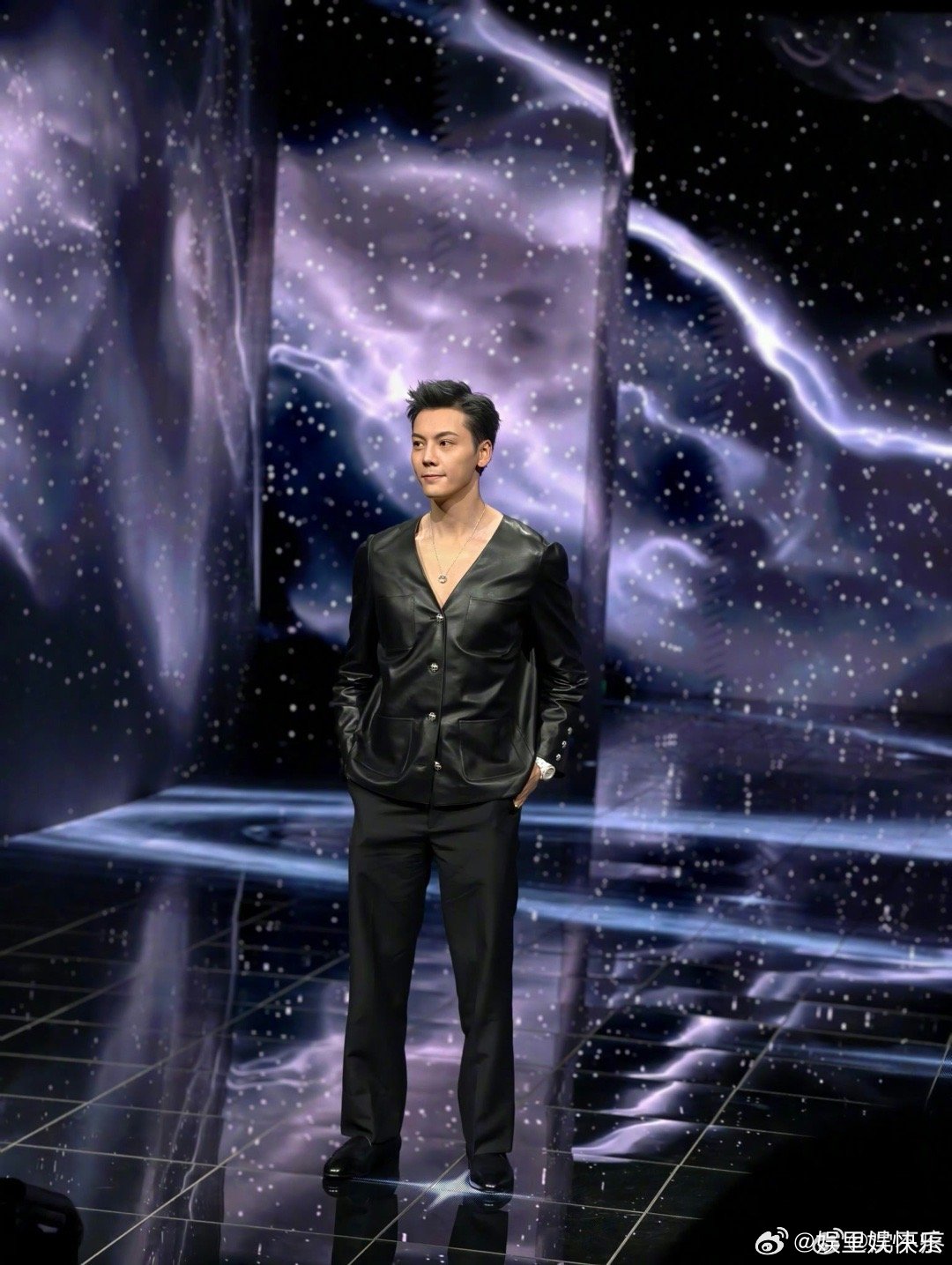 陈伟霆帅到被疑似AI微博之夜，陈伟霆黑皮衣造型吸睛。星空幕布前，他神颜似AI建