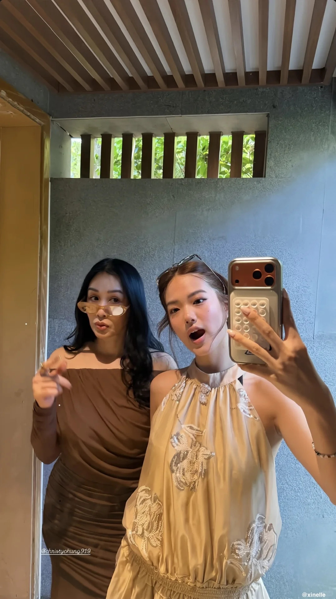 Jaden和妈妈钟丽缇在三亚度假，国际学校的高三学生毕业比较早。