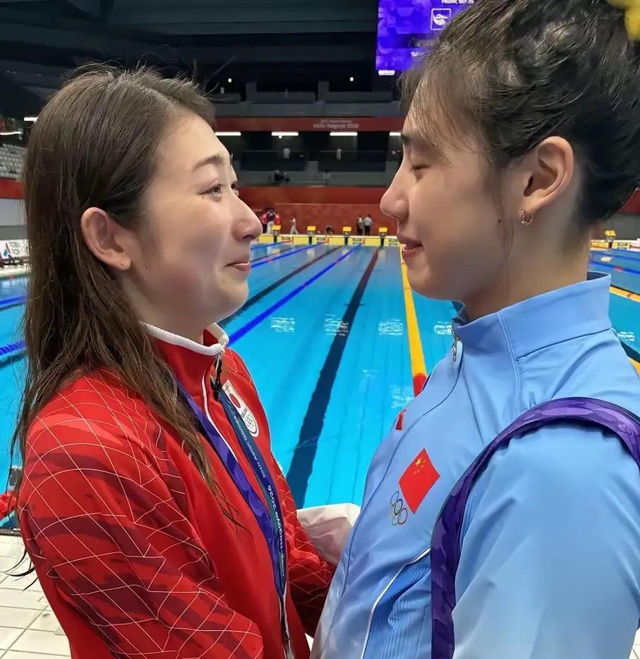 9月25日赛后，泳池边张雨霏正拍照，池江璃花子走过来找她，两人都哭了。张雨霏问她怎么还在坚持，池江说
