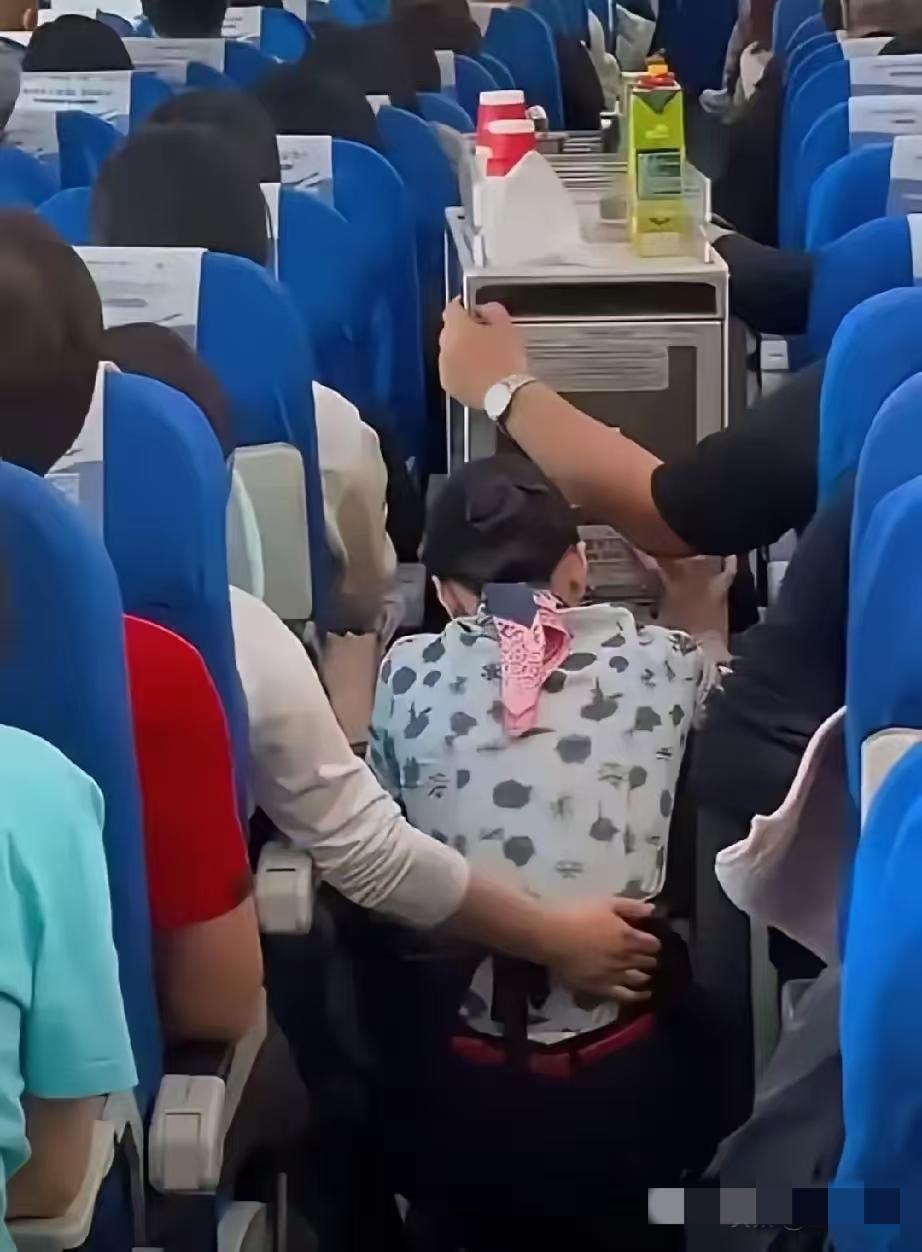 让空姐下跪的乘客，接下来可能要面临的3个窘境！第一就是惹起全网公愤，现场视频