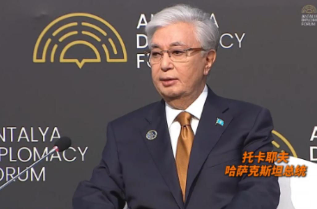 谁也没想到，哈萨克斯坦总统托卡耶夫，居然在国际大场合上，当着150多个国家代表的