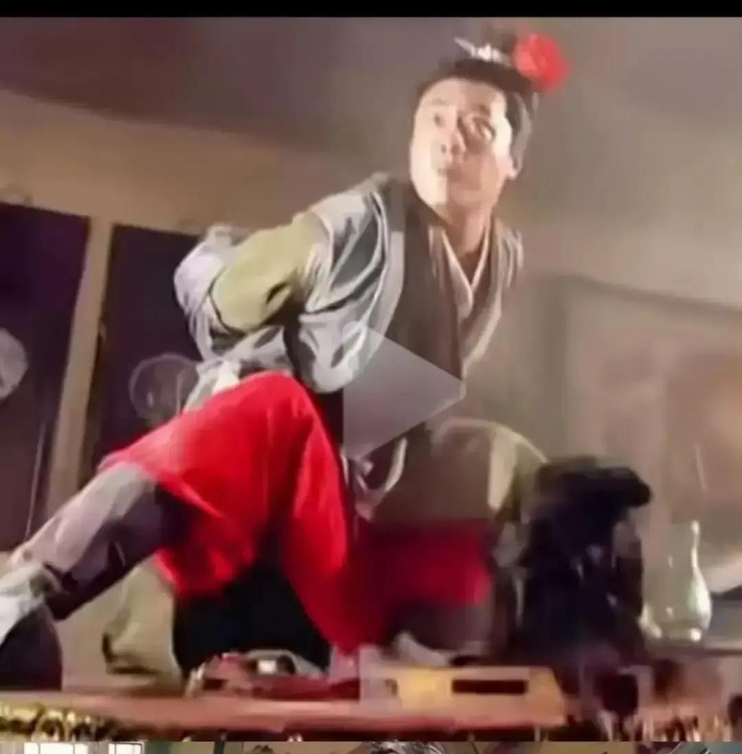 武松被西门庆勒晕在片场，不是演的。2011年水浒剧组，杜淳为了一个绞杀动作排练