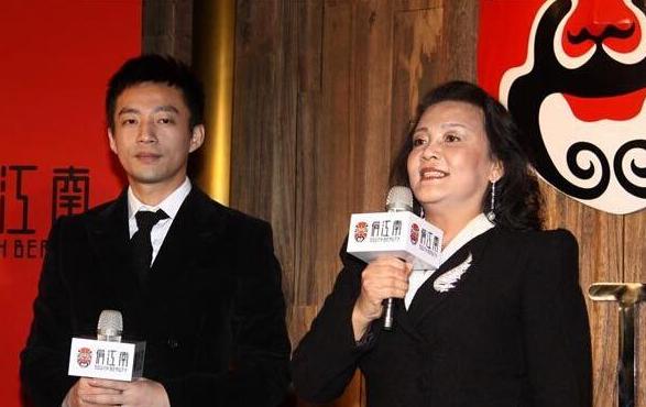 气场强大的张兰，生了个儒雅的汪小菲，母子俩气质相差甚远。张兰挺会穿衣打扮的，她和