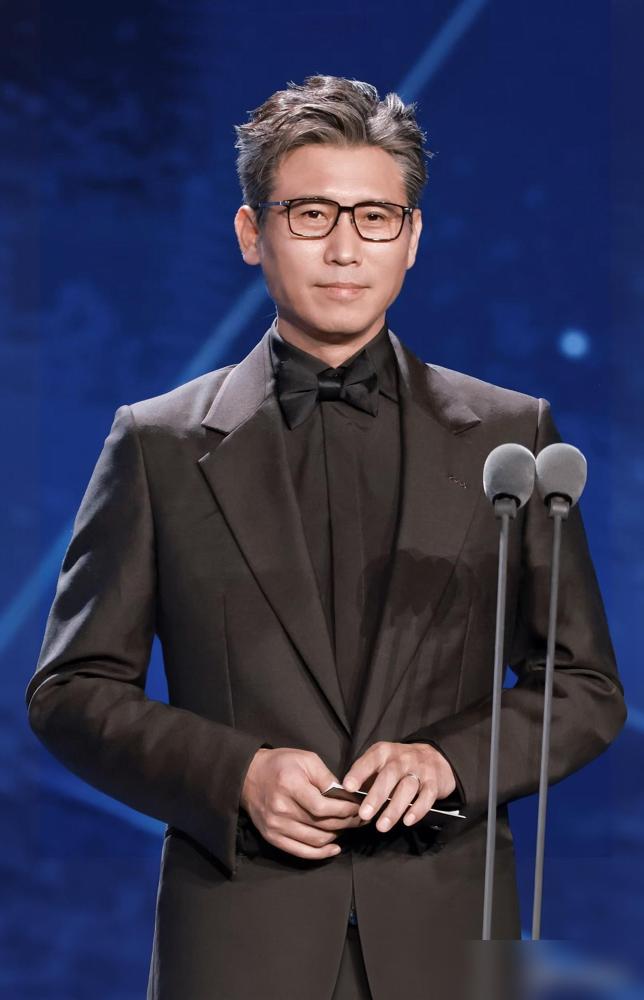 51岁李乃文，家里7张嘴等着，他像个打工人，拼命在剧组“扛活”。近两年，从