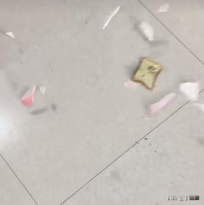 『差一丢丢就帮上正忙了』过年回家想帮妈妈做点事的我：[呲牙笑]打碎盘子以后