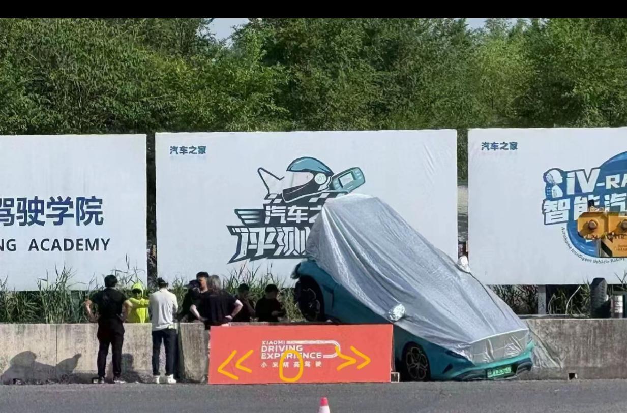 花钱去重新学车不冤枉这还没出学校就翻车。踏入社会他能开的好吗？