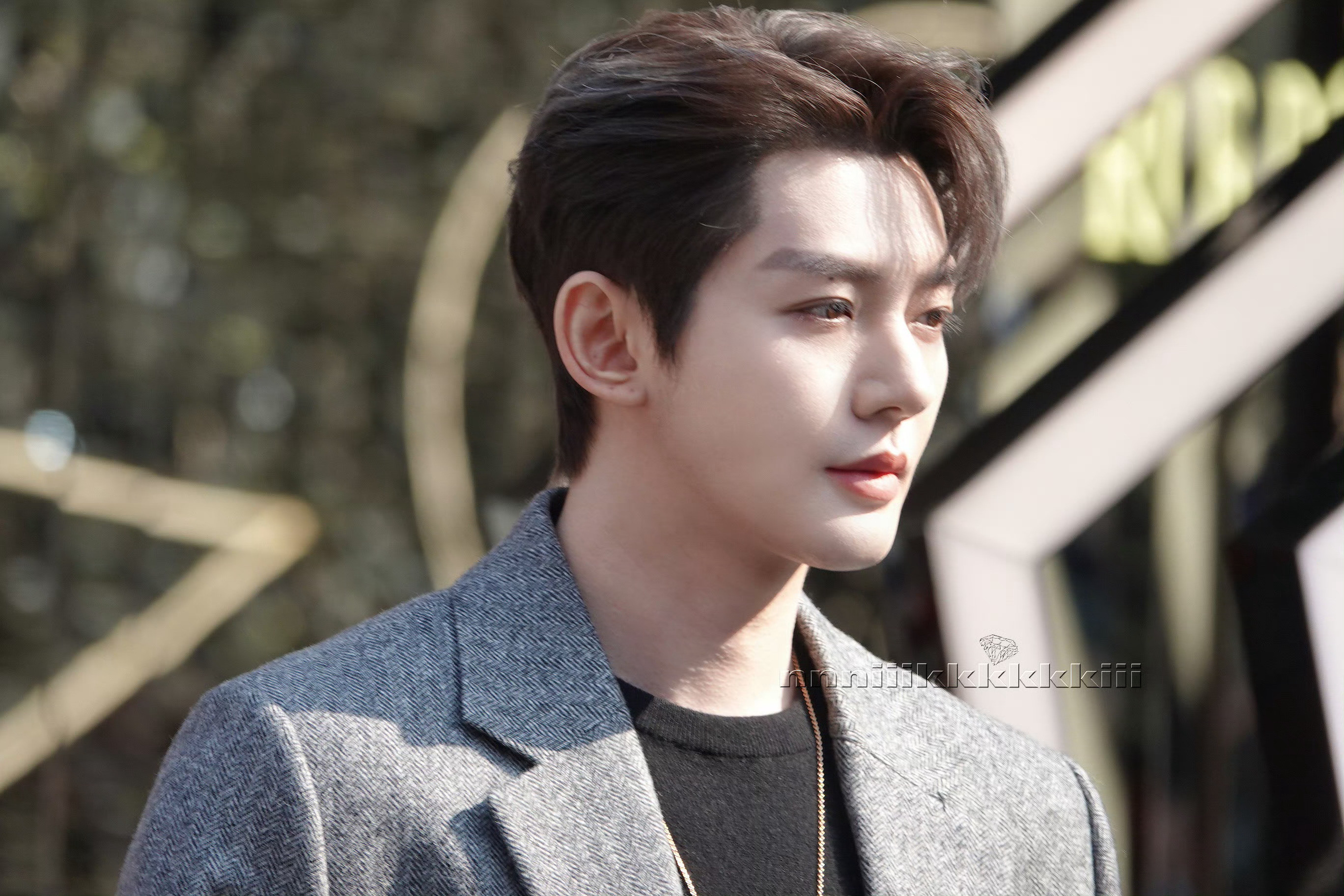 卧槽哥哥完全就是顶级魅魔啊啊啊啊皮肤好清透！！！能不能演现代霸总剧！！！