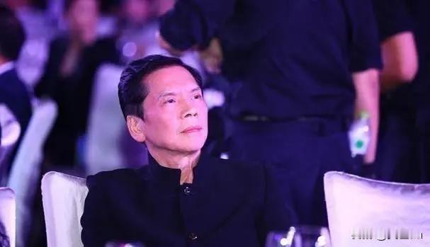 1996年，京城第一小混混白小航，在点歌台闹事，向华强警告白小航不要玩火，结果白