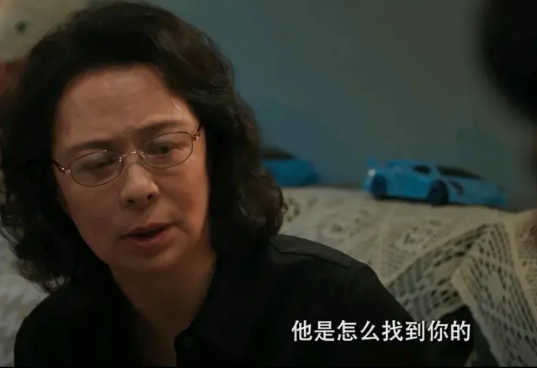《以法之名》第33集预告，王彧就这样死在了李人骏怀里，李人骏也被郑雅萍审了一夜，