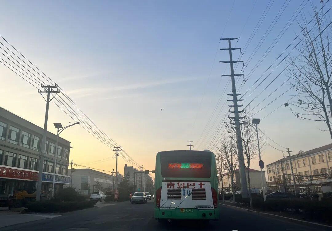 青岛胶州交通发展集团3027路公交车自从204国道开始修高架桥后就把线路截短到了