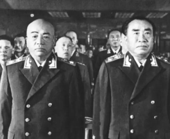 1955年，毛主席的“真老乡”独臂将军彭绍辉又跟彭德怀吵了起来，叶剑英笑着