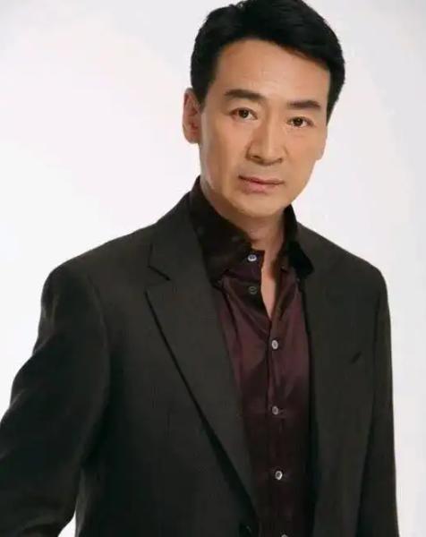 2003年，49岁的寇振海向演员李婷表白，李婷拒绝的说：寇老师，你比我大25岁，