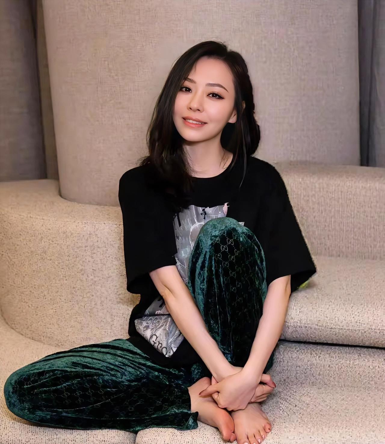 张靓颖，162cm，光脚坐沙发上很美，特别是那双脚，小而精致，你们看看是不是呢？