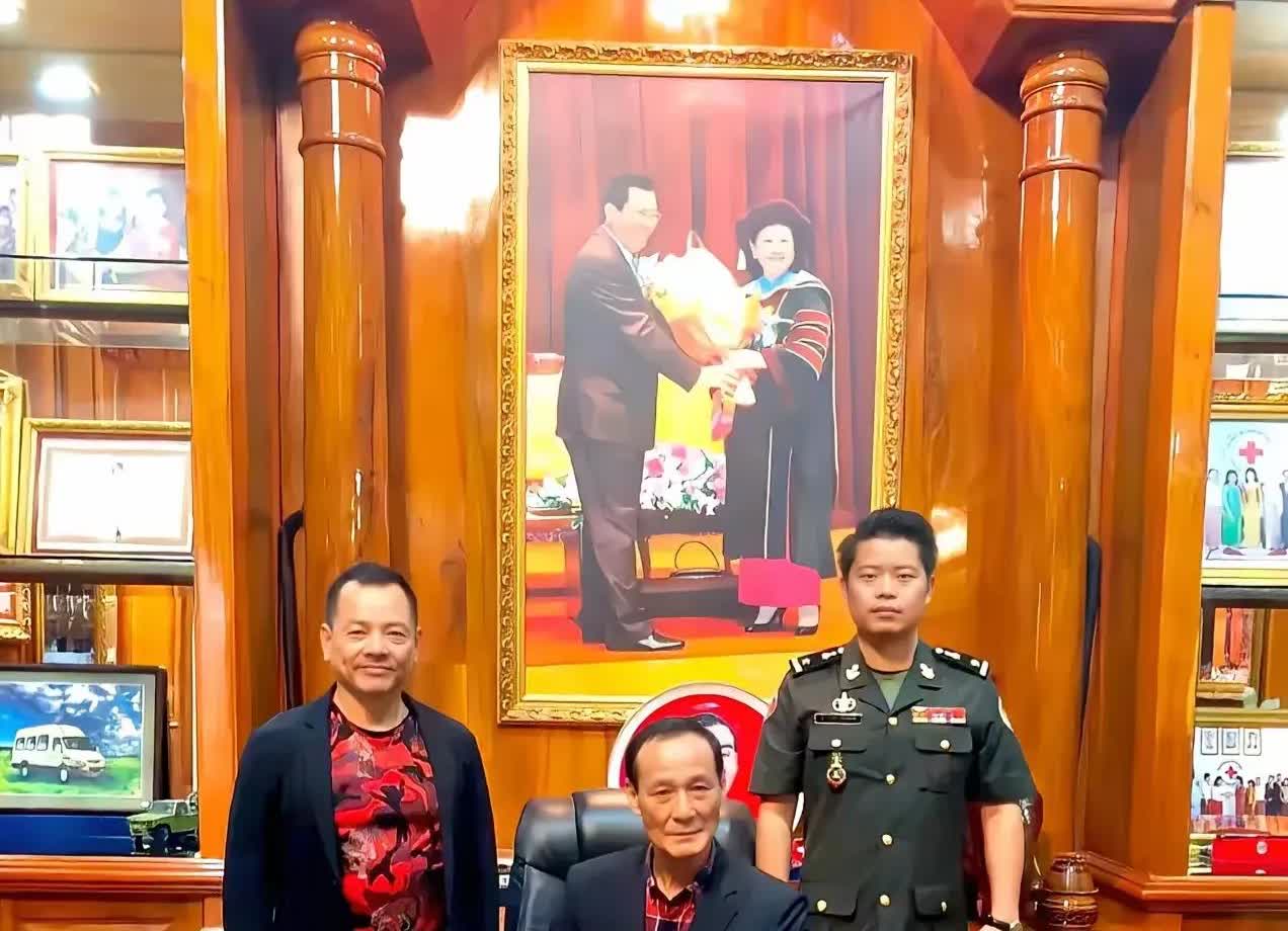图为香港演员陈惠敏与澳门商人尹国驹早年在柬埔寨的留影。而站在他们旁边与其一起合影