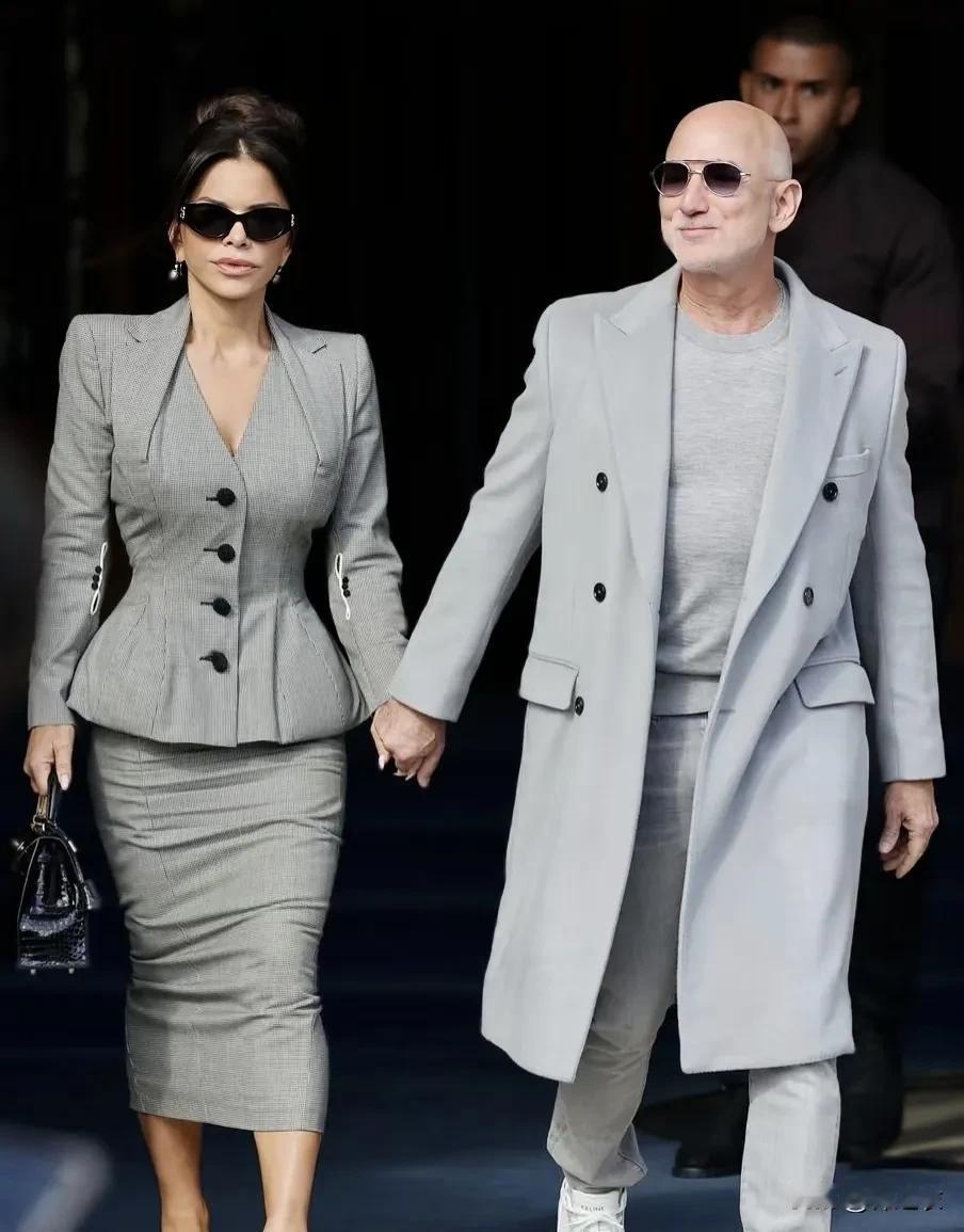 虽然很多不喜欢桑切斯，吐槽桑切斯，但是无论如何，老贝看起来挺爱的这女人的。这