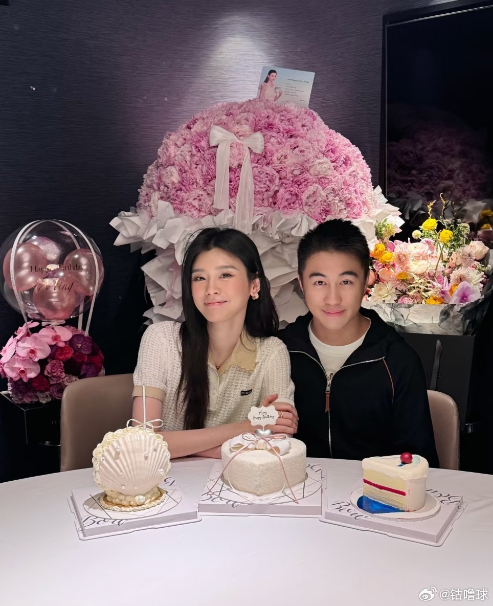 奚梦瑶生日晒照，何猷君和儿子女儿同框，真的不要太幸福。