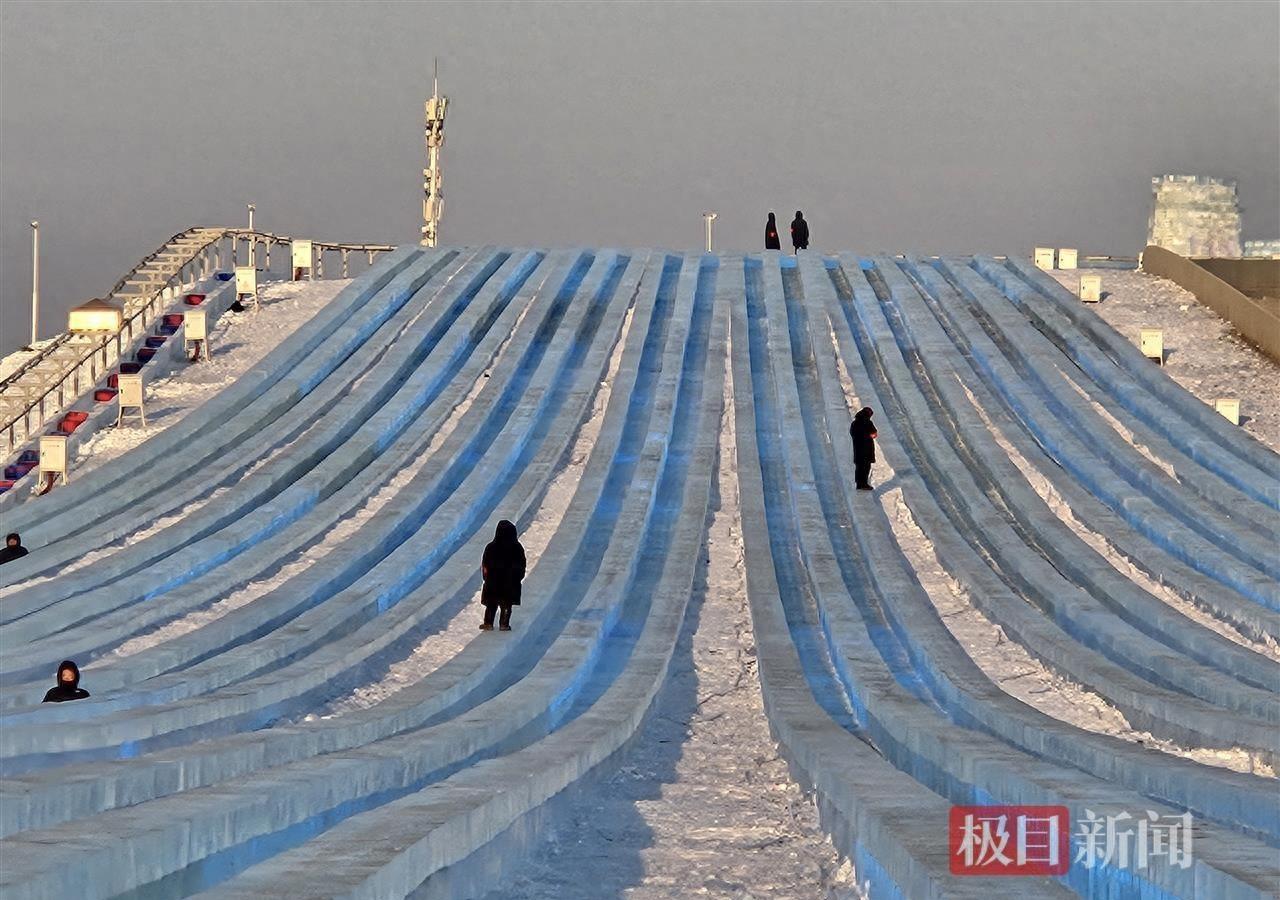 哈尔滨冰雪大滑梯24道开门迎客，千人队伍抢预约12月17日哈尔滨冰雪大世界开