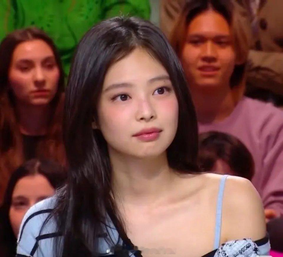  法国这打光简直是自带“美颜滤镜”！每个人都被衬得神采奕奕，状态好到发光