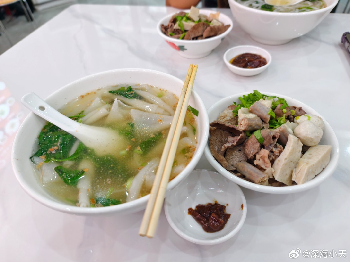 深圳街头随机一家猪杂潮汕粿汁（也是米粉制品，切成面皮状），份量也挺多的啊。这一份