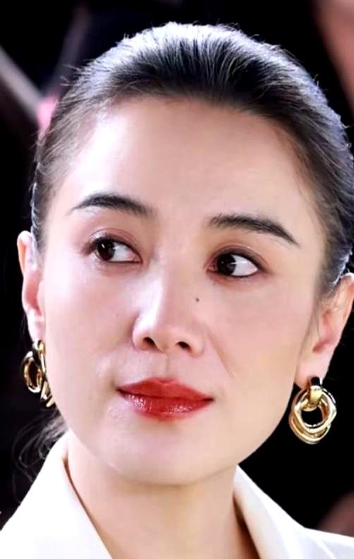很多人一听“姐弟恋”，第一反应就是女方得迁就、得让步。可宋佳和王伟这对，偏偏不
