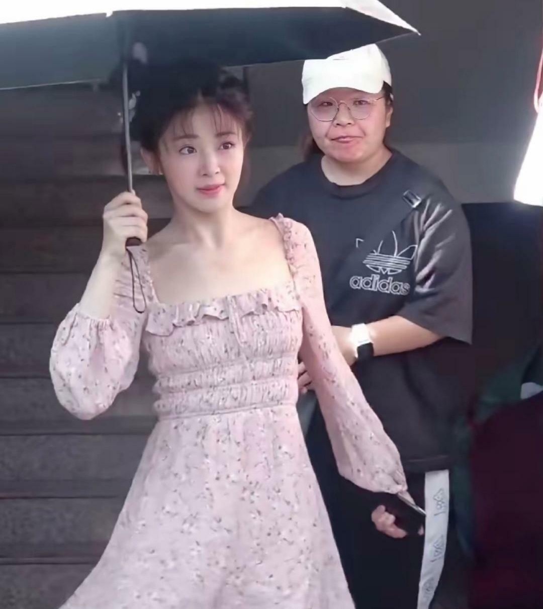 张含韵都快40岁了，看上去还是很年轻有少女感