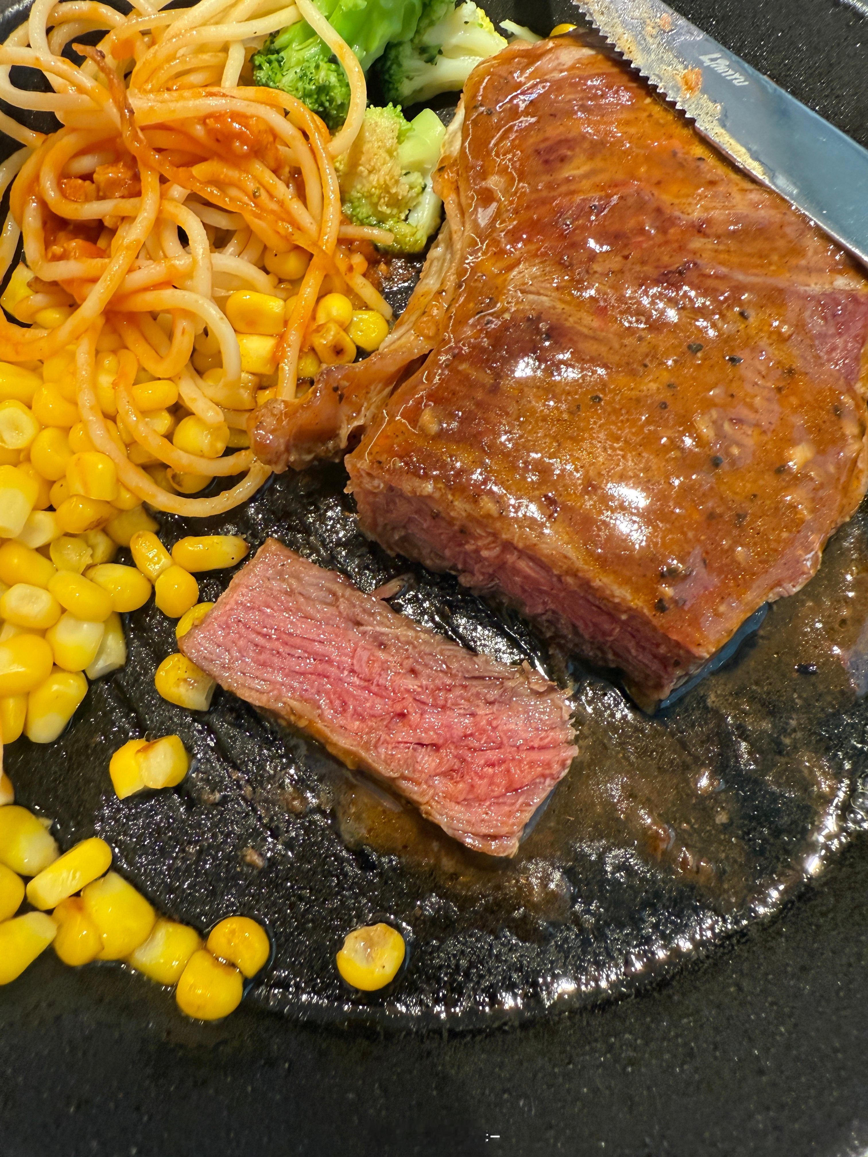 再补两张图！午饭随便找的一家意大利餐厅这家快餐店的牛排难得的厚熟度也刚刚好让我非