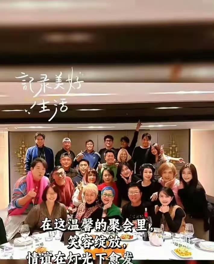 近日，吴奇隆现身开丽同学聚会现场，55岁的他依然保持着令人羡慕的状态。镜头前的他