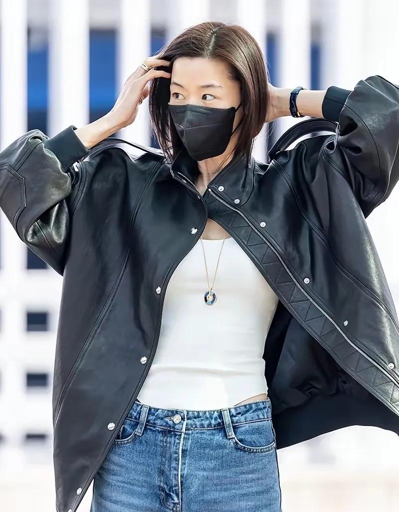 全智贤私服杀疯了！黑色皮衣+白内搭+低腰牛仔裤，腰腹零赘肉，比例绝了！