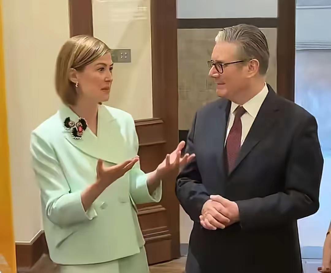 斯塔默你这小子，​还真是懂事儿啊​都知道我们喜欢裴淳华，所以就拉着她在上海